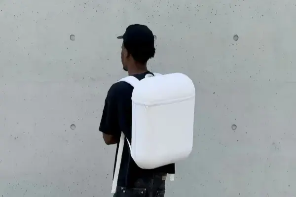 AirPods… dùng làm ba lô?